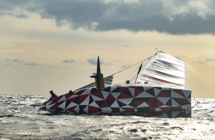 El prototipo Luna Rossa LEQ12 también vuelca