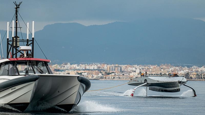 INEOS Britannia realiza test de vuelo sin palo en la bahía de Palma