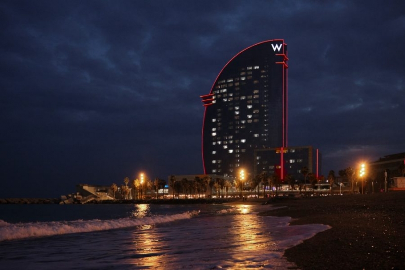 El Hotel W cambiará su color la noche anterior a que Alinghi salga al mar
