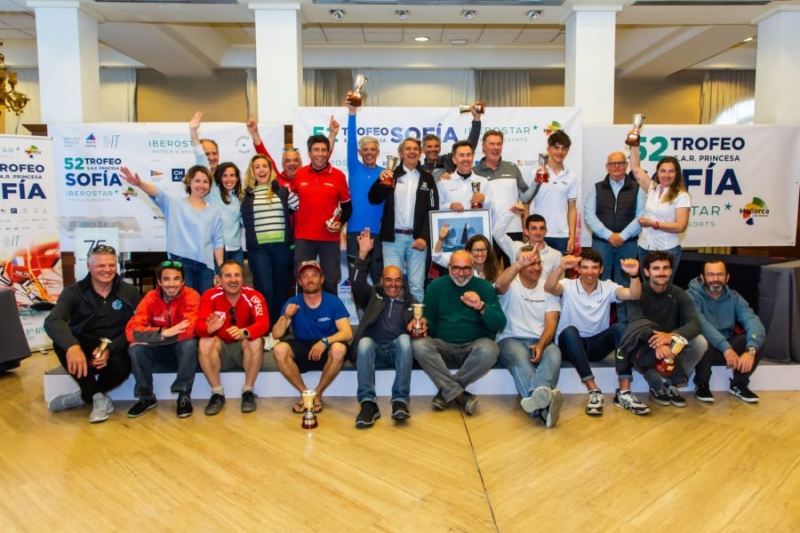 Los primeros ganadores del Sofía reciben sus trofeos en el RCN Palma