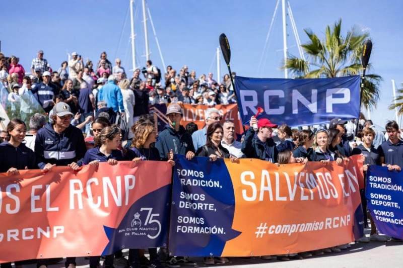 La masa social y deportiva del RCNP se manifiesta ante la Autoridad Portuaria