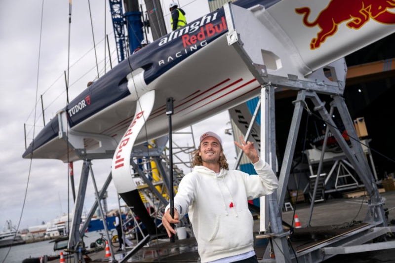 Stéfanos Tsitsipàs visita la base de Alinghi Red Bull Racing