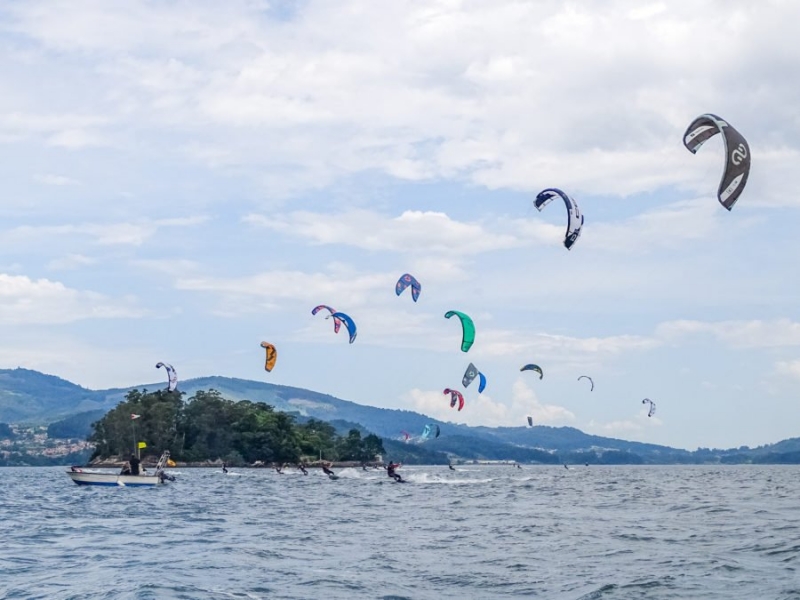 Cesantes decide a los nuevos campeones gallegos de Kitesurf